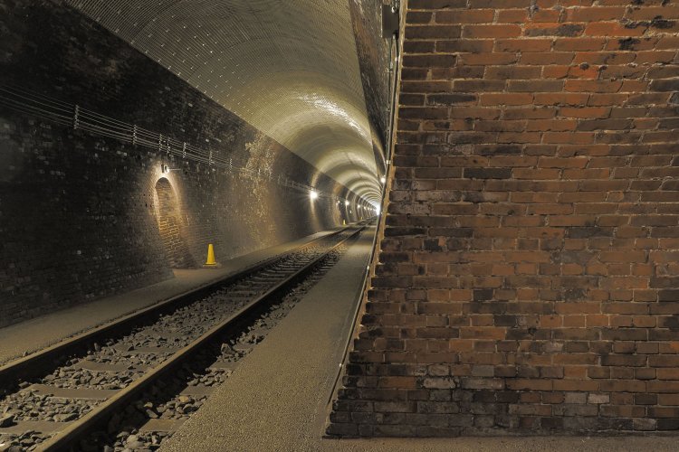 大サイズの待避所からトンネルをのぞいてみる。