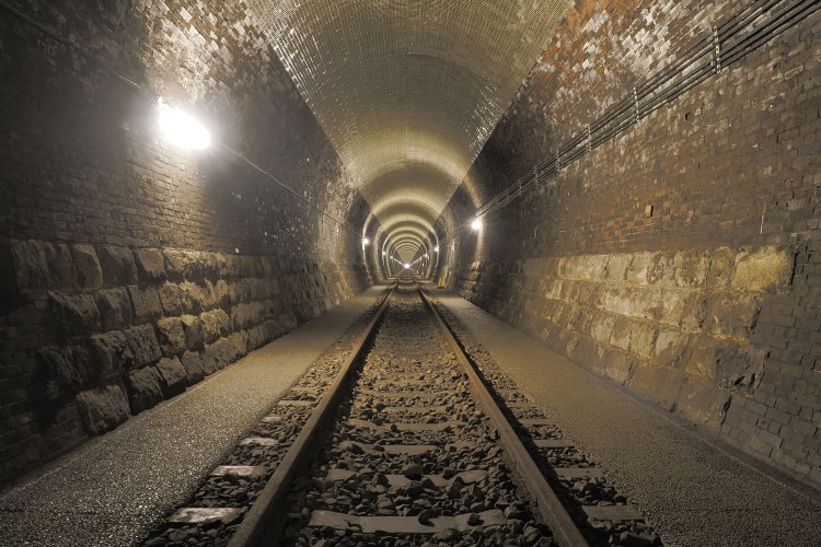 先に進むと壁面が花崗岩で補強されていた。この辺りの断層が弱いということ。