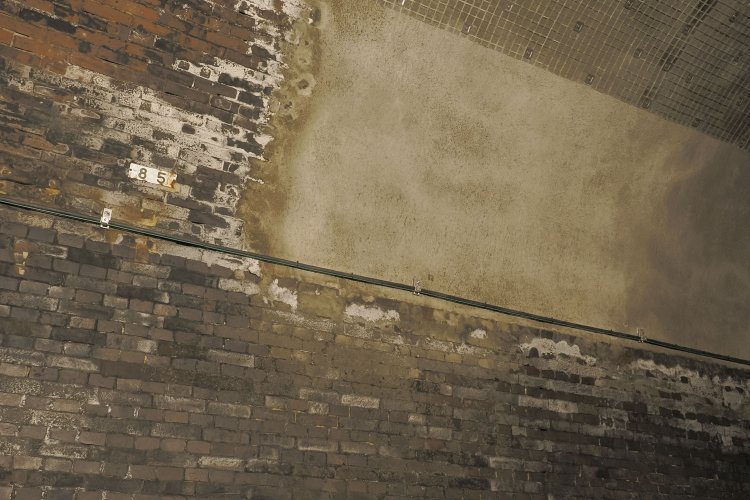 壁面を観察すると補修した痕跡が残っており、トンネルの年輪のように思えた。