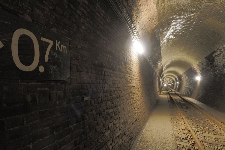 ちょうど中間地点へ到達。トンネル出口の大きさが同じに見えるとのことで、たしかに同じに見えた。