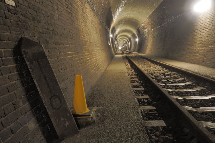 110kⅿキロポストがたたずんでいる。