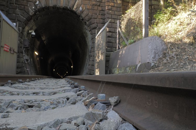 レールには1961年の刻印が。国鉄時代から線路付け替えの1997年まで使用されてきた。