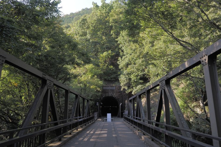 深沢川は遊歩道用の橋梁となった。石積み坑門の大日影トンネルを見る。石積みだとより重厚感あふれる。