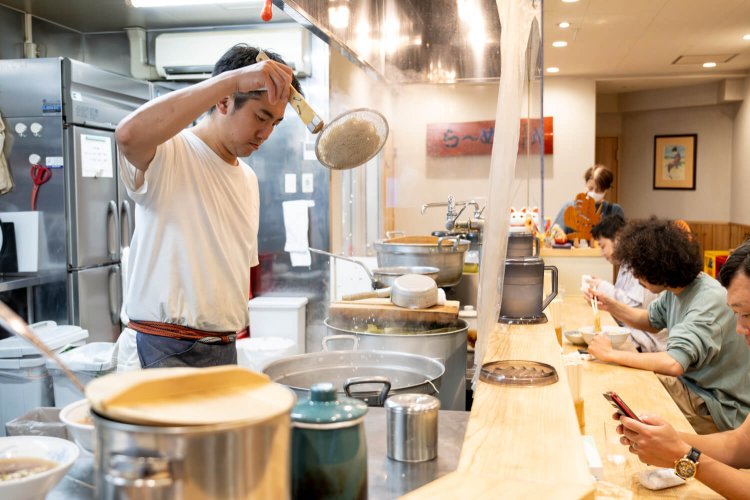 カウンターは、高尾さんの手づくりだという。