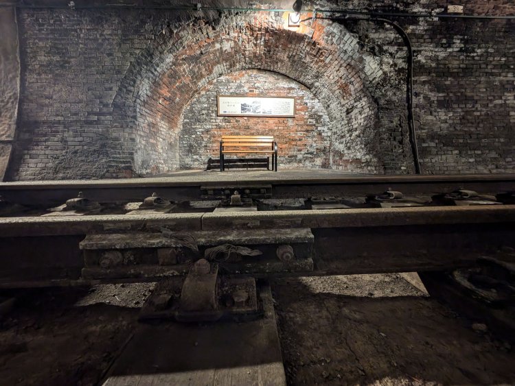 しゃがんで道床とレールつなぎ目部分を観察。つなぎ目のプレートには経年によるシミが付着していた。