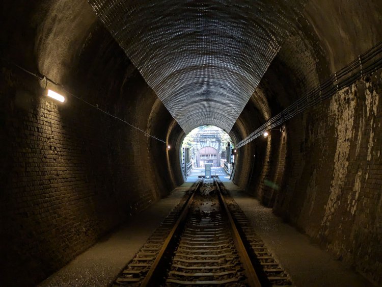 出口の先で出迎えているのは次なるトンネル「深沢トンネル」の坑口である。あちらはワインカーヴとなっているため、堅牢な扉で封印されている。