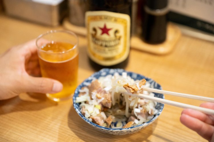 つまみのまかないチャーシュー皿300円は、どぶ漬けスタイルでキンキンに冷やされた瓶ビール各種と一緒にいきたい。