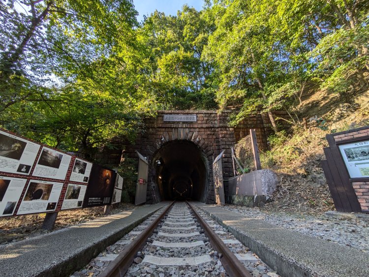 大日影トンネルを出て振り返ると入り口と異なって石積み構造。違うトンネルへ出たのかと錯覚しそう。