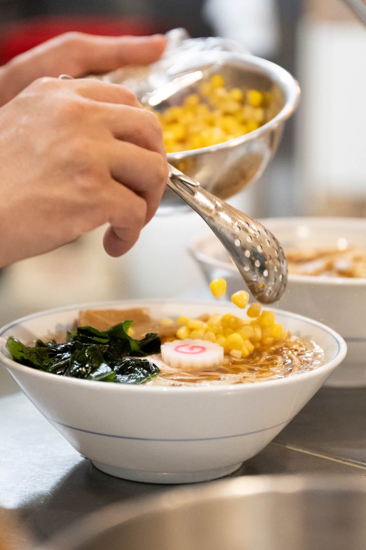 玉子にメンマ、もやし、わかめ、コーン、海苔など豊富なトッピング（各50～100円）が用意されており、自分好みにカスタマイズできるのが楽しい。