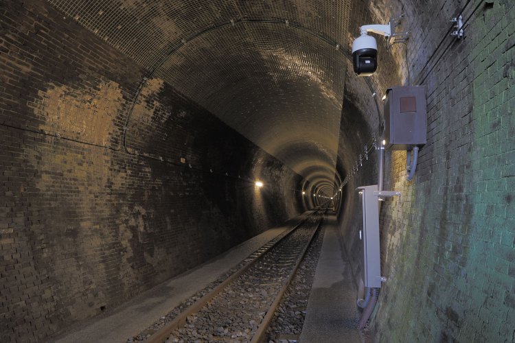 遊歩道として整備され監視カメラも配備されている。放送装置や何かあったとき用の有線電話も整備された。