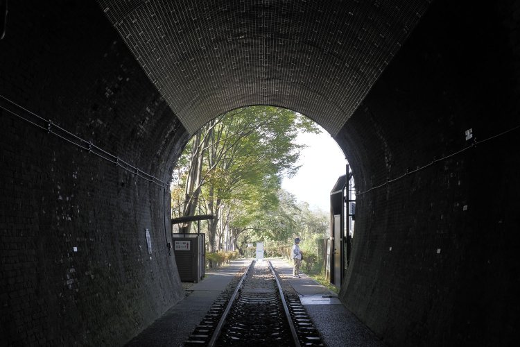 トンネルへ入ったので振り向いてみる。トンネルの周囲はちょっとした公園として整備されている。