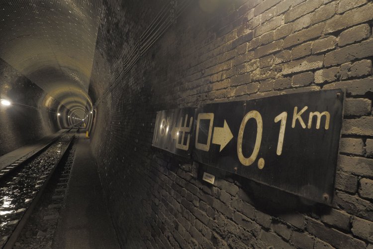 歩を進めるたびに壁面には距離標がカウントダウンのように知らせてくれる。