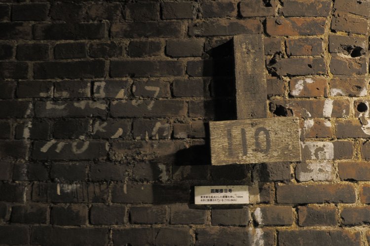 保線作業の時に記したペンキ文字と小さな距離標が残っていた。