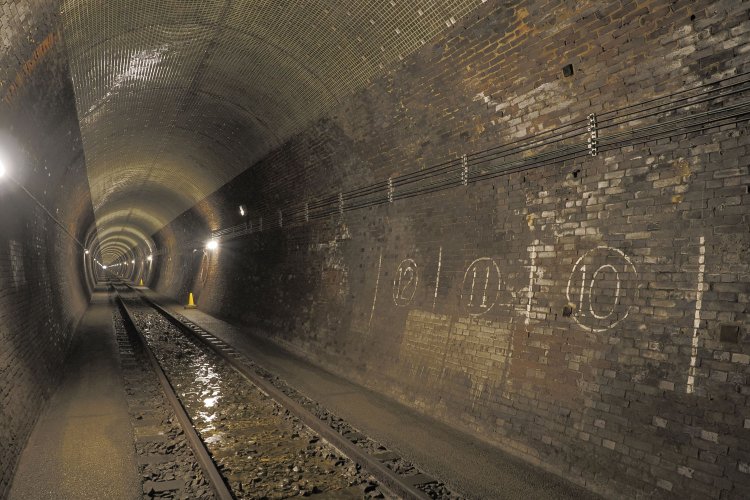 水が湧き出ていた箇所の壁面には保線作業で印をされた跡が残っている。モルタルが再結晶してレンガが白くなっている。