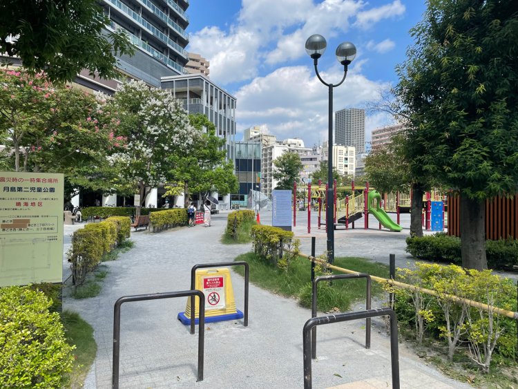 左に見えるのが勝どきビュータワー。低層階には商店が入っていて、スナックまである。