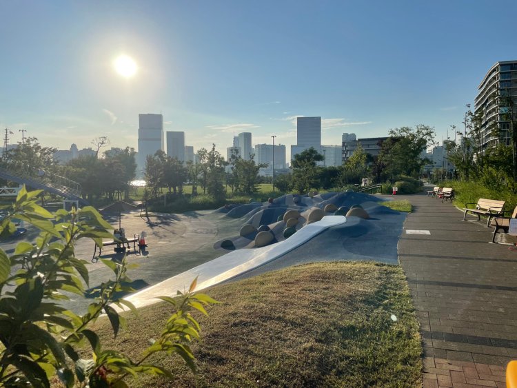 波打つ地面と球体。