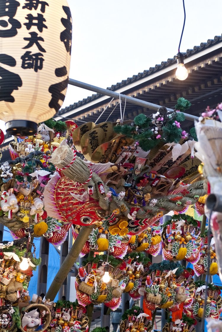 招き猫や鯛、亀、おかめの面など、めでたいモチーフが満載！