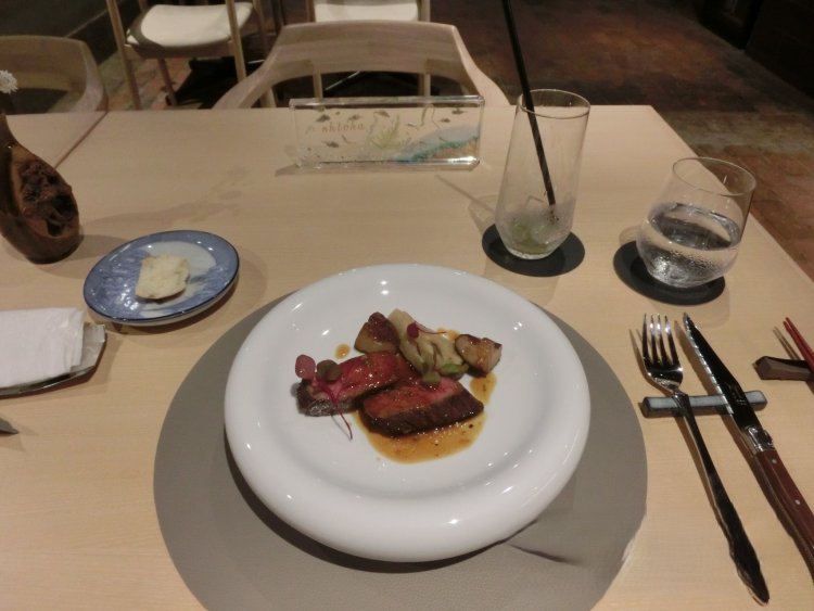 ディナーコースのメインのひと皿（熊野牛）。メインの肉料理と魚介料理に、アペリティフ、スープ、パン。食後は別室でデザートと小菓子が付く。
