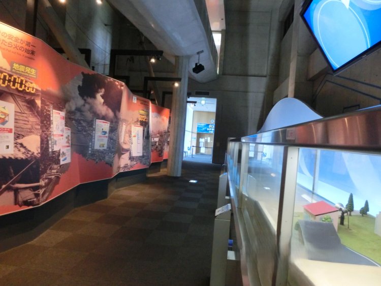 『津波防災教育センター』では、津波シミュレーションや3D映像などで自然の脅威を体感できる。