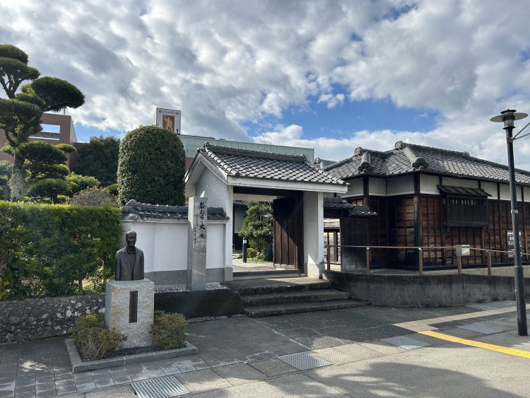 濱口梧陵（はまぐちごりょう／1820～1885）は物語『稲むらの火』や、小泉八雲の『A Living God（生き神様）』のモデル。『稲むらの火の館』入口に銅像が。