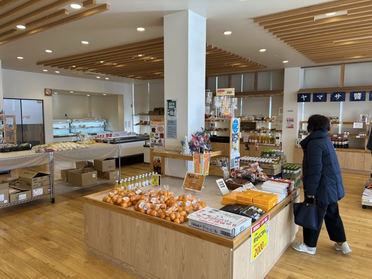 店内には有田みかんなど特産品がそろう。