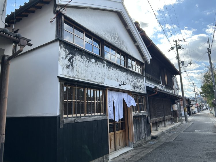 網を製造していた旧戸田家住宅。主屋（手前）は宿泊施設、網工場（左）はレストランとなった。