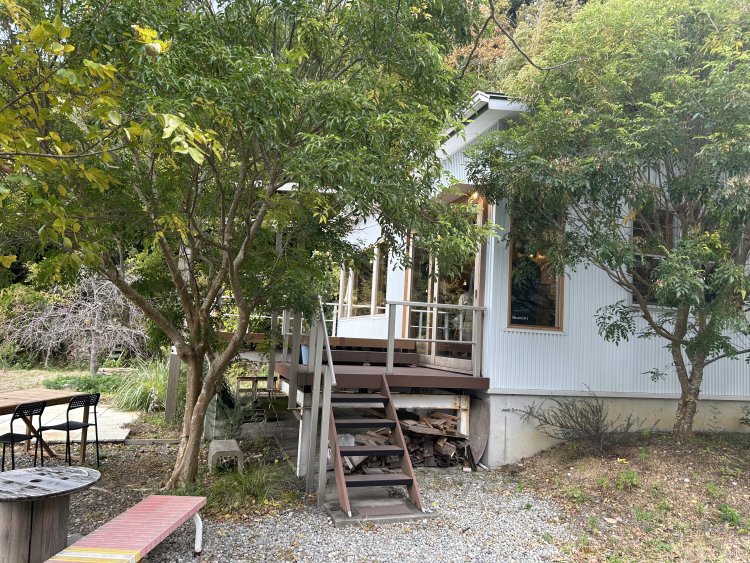 海岸から高台に登った緑の中に、隠れ家のように佇む。