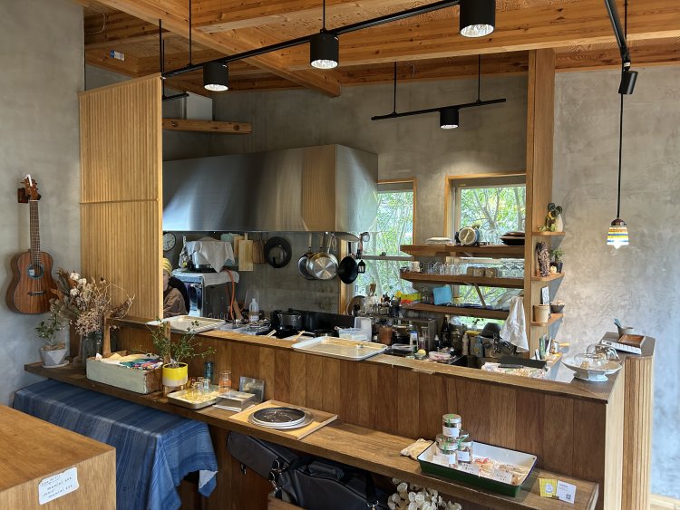 木のぬくもりを感じる店内。店主の父親が遺してくれた建物を改装した。店名は父の誕生日（6月22日）から。