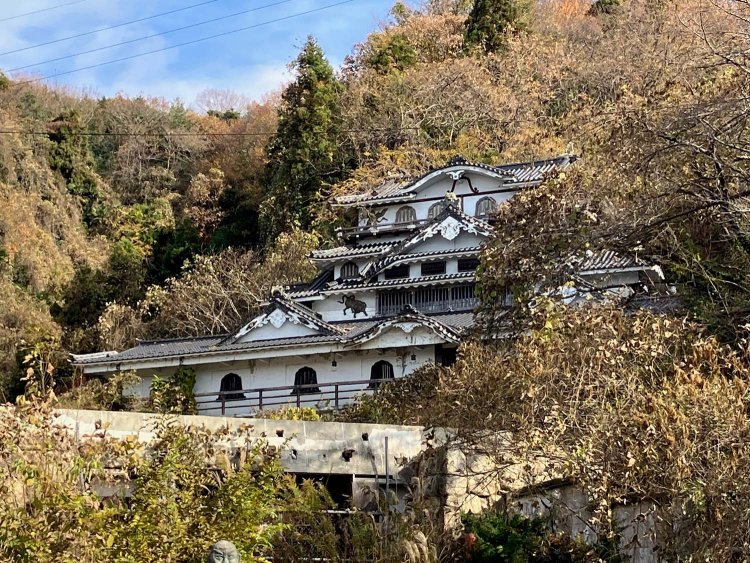 2024年12月中旬に訪れた、佐和山遊園内に造られた天守。五重塔や金閣寺のような建物もあり、テーマパークのような場所であったが、未完成のまま現在は立ち入ることができなくなっている。