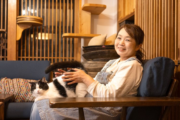 佐藤さんと白黒マンチカン風の大福。悪徳ブリーダーから救出された。