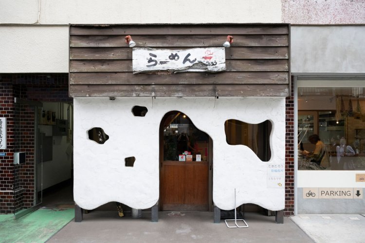 「少しでも目立つように」と、独特のファサード。