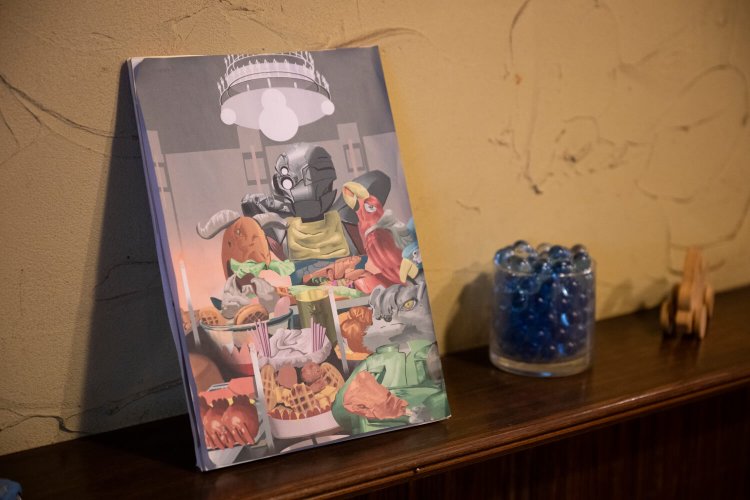 店内にはスタッフから贈られた絵が飾られている。