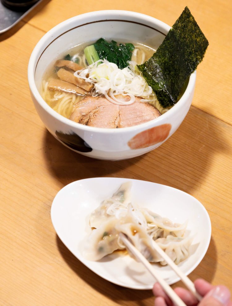 塩ラーメン800円。手前は店主の吉久さんが専門店から作り方を聞いた、西安風味タレの自家製水餃子400円。