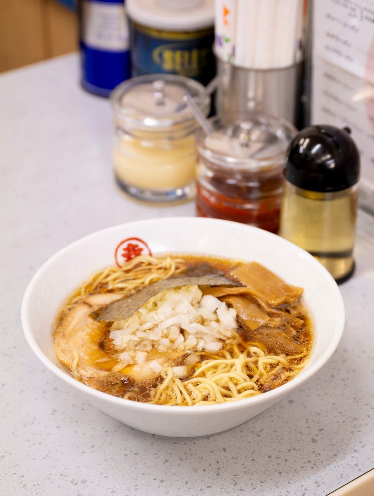 ラーメン600円。麺は自家製の卵麺と国産そば粉入り中華麺から選ぶことができる。