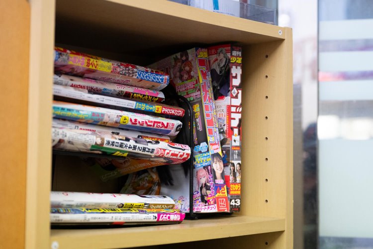 瓶コーラ、缶ジュース、棚に並ぶ雑誌などは、開業当初から変わらぬ風情。