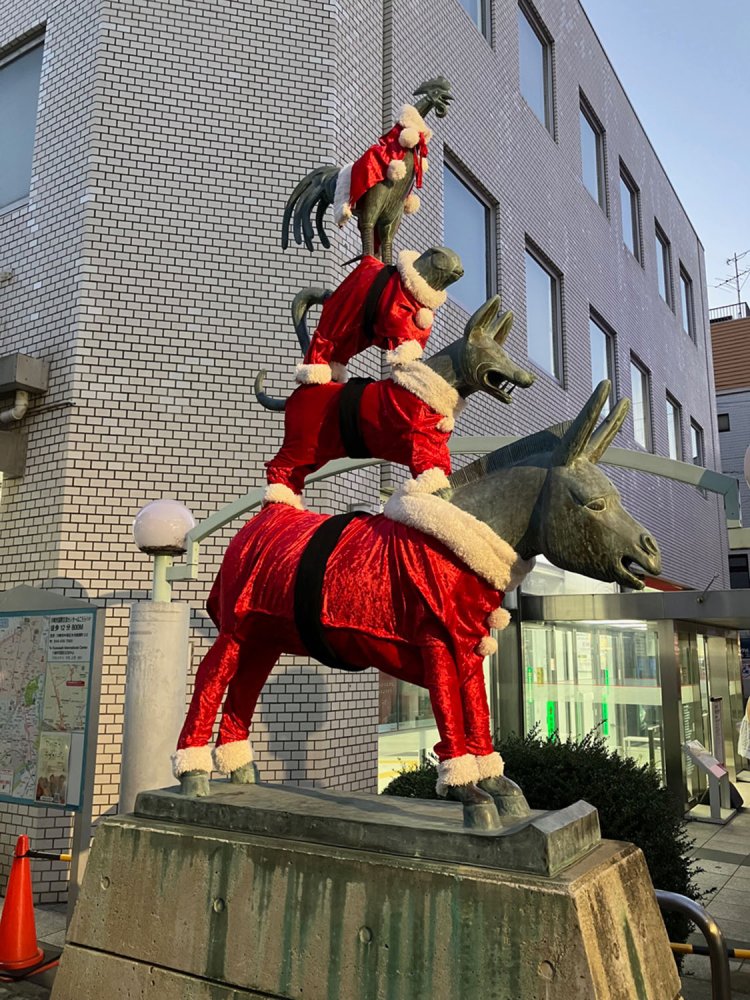 元住吉駅前のブレーメン像。ロバ、犬、猫、ニワトリにそれぞれぴったりフィットしたサンタ服が着せられる。