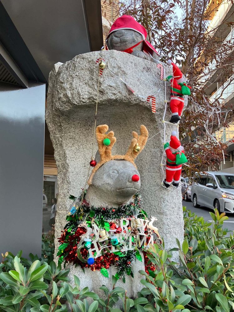 西馬込の国道1号沿いのマンション入り口に設置された犬・猫の石像。可能な限りのクリスマス装飾が施されている。