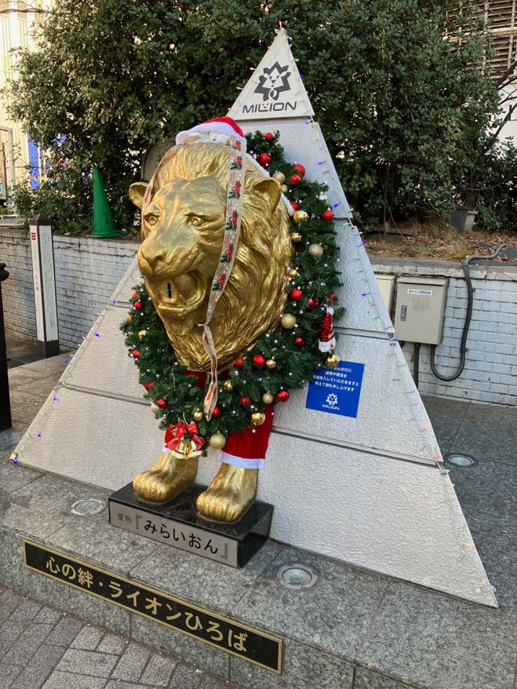 2022年撮影。2024年は前脚のサンタ服はなく、首にリースのみがかけられている。