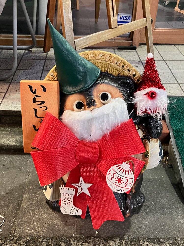 三軒茶屋の靴修理店店頭のタヌキ。ヒゲまで付けられて本格的である。