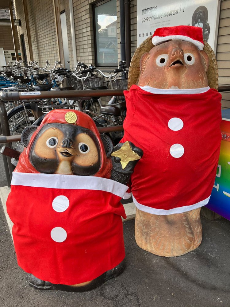 改札口付近のタヌキ。左のタヌキは普段は忍者姿である。