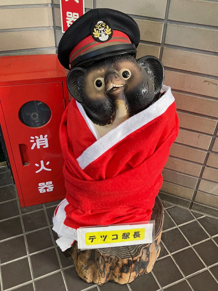 駅長なので、サンタ帽ではなく駅長の帽子である。