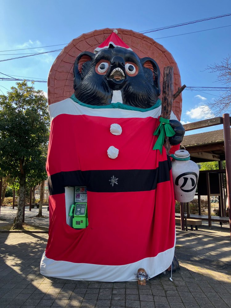 足元のタヌキと比べると、その巨大さがわかる。12月25日までこの姿が見られる。