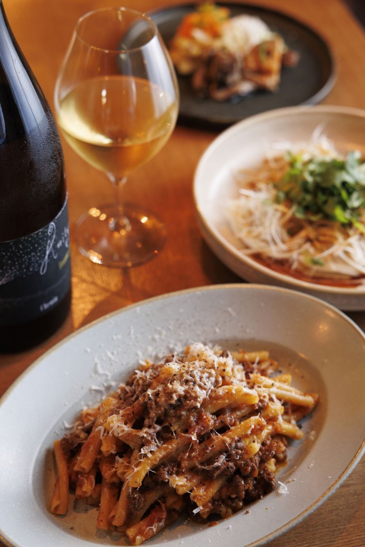 自家製ボロネーゼ1430円、パクチーの水餃子880円など、ワインとピッタリな料理がいっぱい。