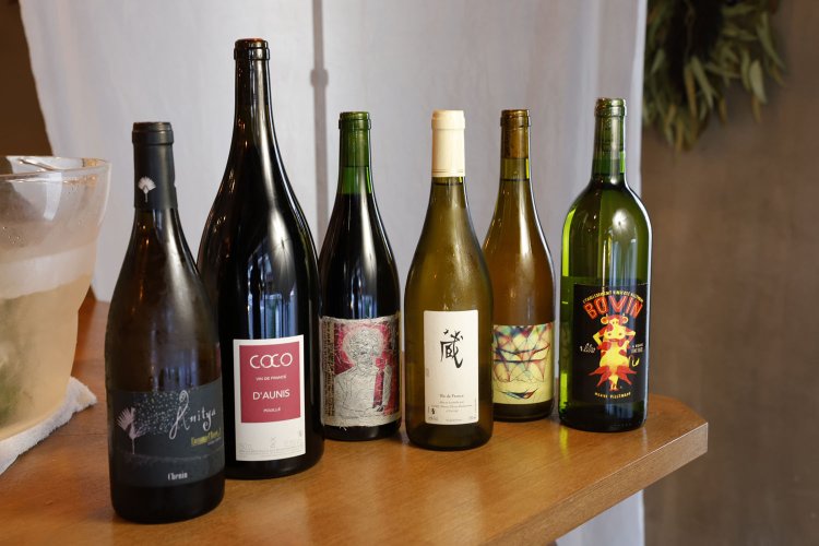 心地よい飲み口のナチュラルワインが中心で、「ルーシー・マルゴー」のワインも充実。グラス990円～。