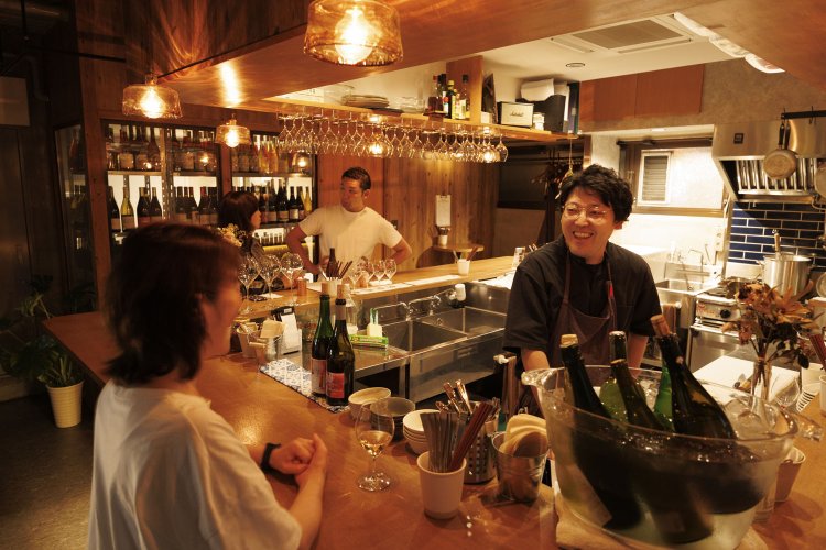 外が見わたせる開放的な雰囲気で、ふらっと立ち寄りやすい。椅子は7席用意されている。