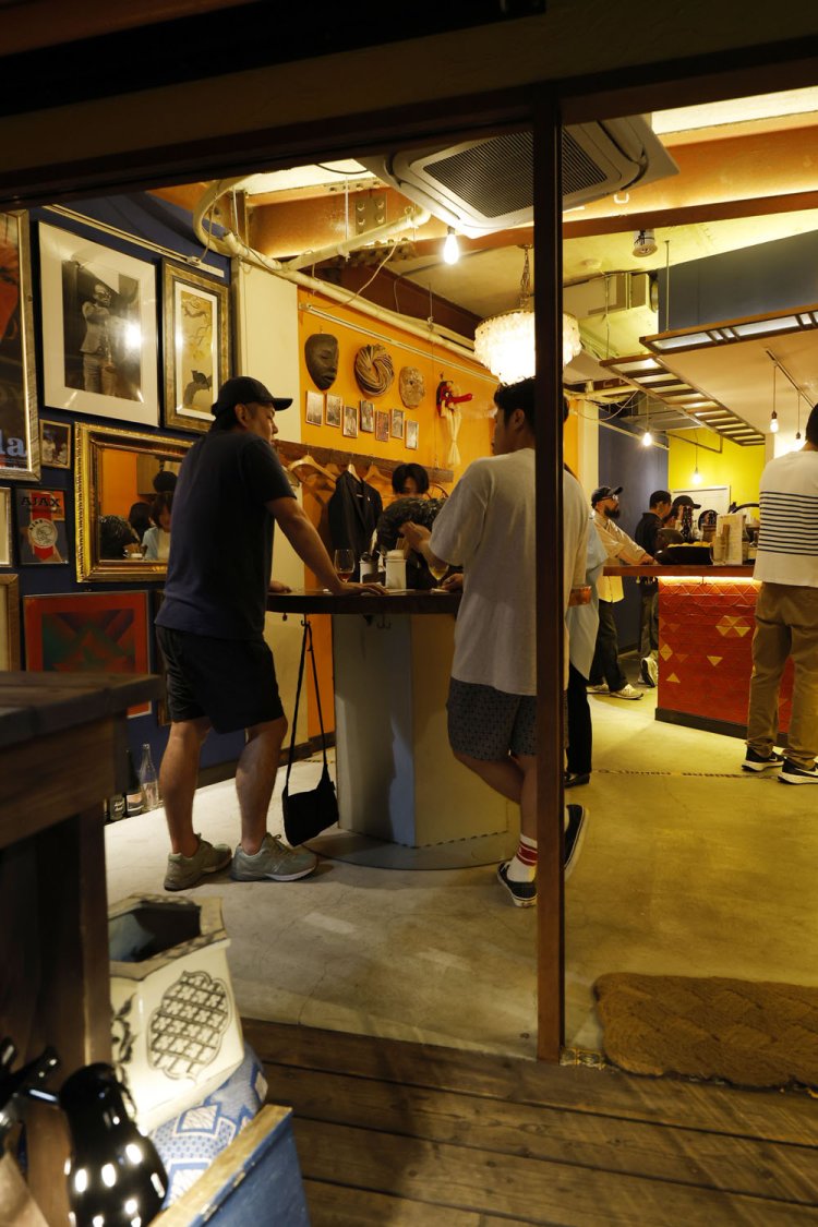 多くの人でにぎわう店内。