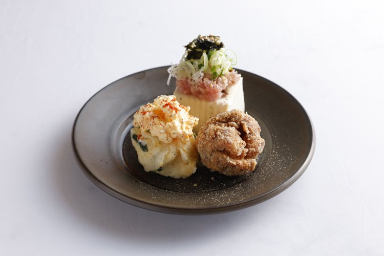 3点盛り680円では日替わりの料理が食べられる。