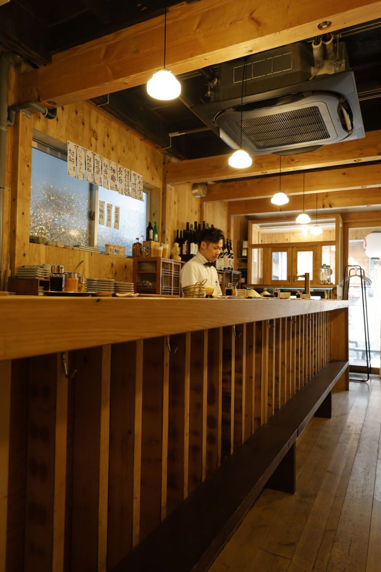 古民家のよさを生かしながら改装した店内。