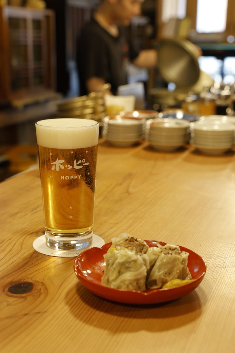 ホッピー小500円はオリジナルエキス入りで飲んでみよう。焼売1個200円は、豚・牛・羊・季節限定の4種類。