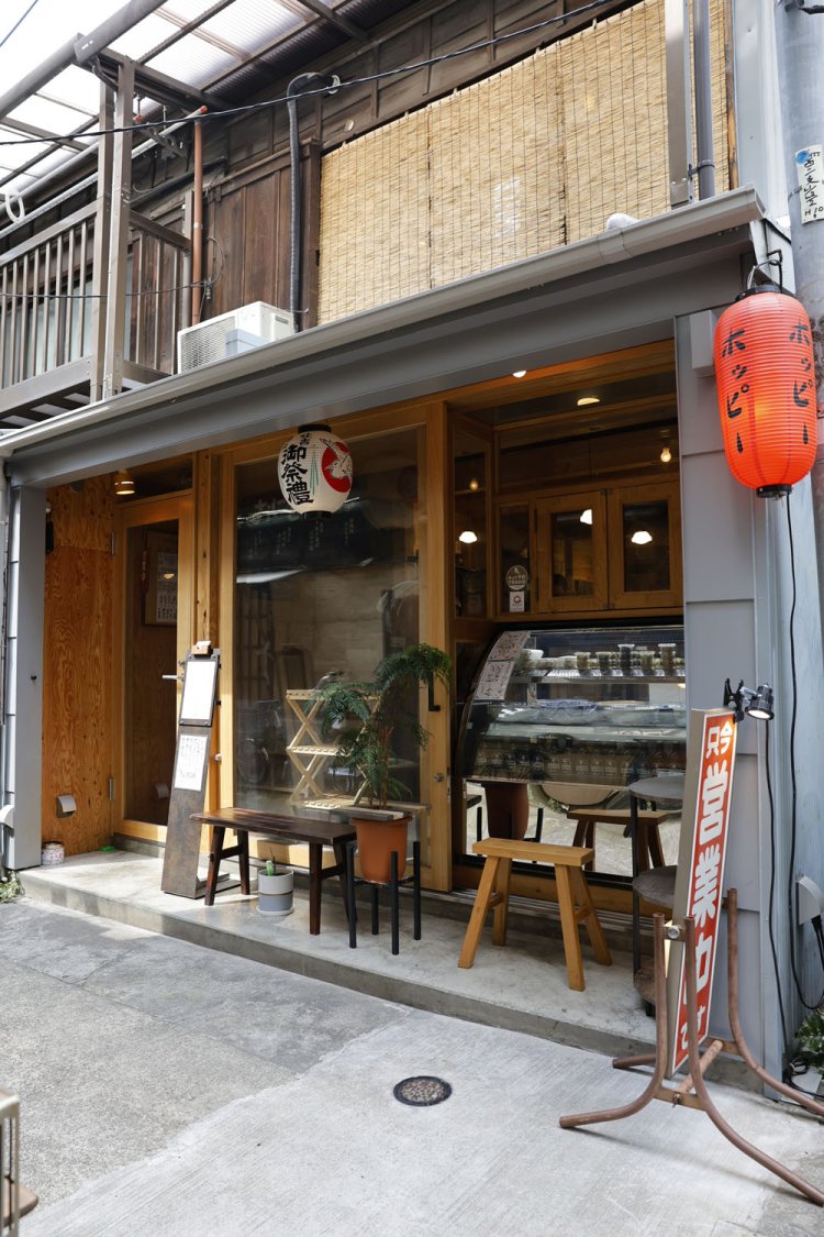 昼から総菜を販売し、焼売をはじめとしたつまみも豊富。